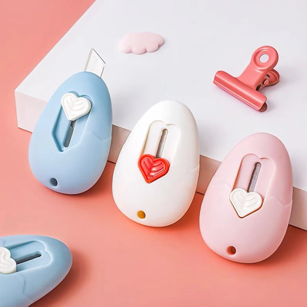Eine Sammlung von pastellfarbenen Mini-Multitools und Bastelwerkzeugen, darunter herz- und blattförmige Designs.