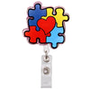 Buntes Puzzle-Teil-Akryl-Ausweisclip mit Rot, Gelb, Blau und Violett-Glitzer.