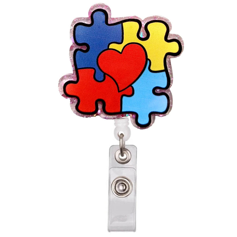 Buntes Puzzle-Teil-Akryl-Ausweisclip mit Rot, Gelb, Blau und Violett-Glitzer.