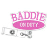 Pinkes Acryl-Rotationsabzeichen-Anhänger mit dem Text BADDIE ON DUTY