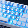 Nahaufnahme von hellblauen Schalter-Butterfly-Keycaps auf einer mechanischen Tastatur.