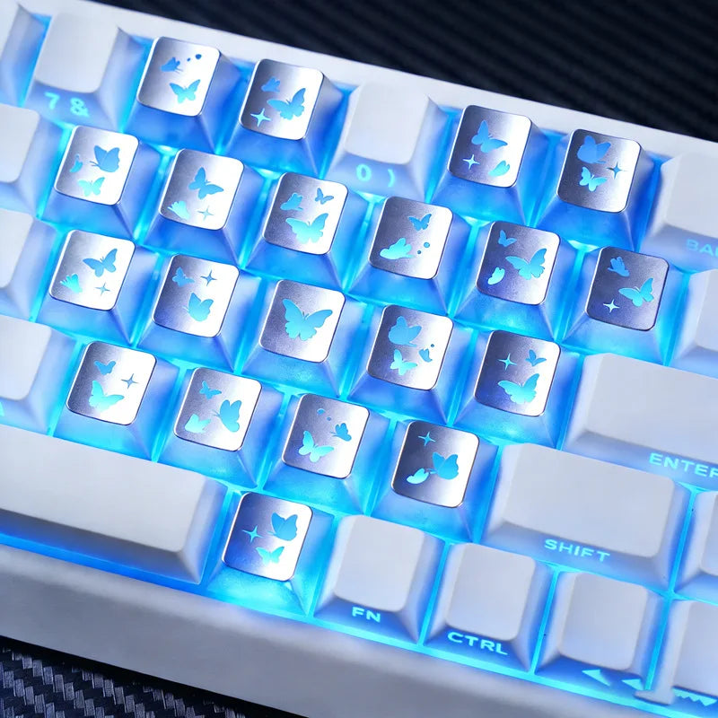 Nahaufnahme von hellblauen Schalter-Butterfly-Keycaps auf einer mechanischen Tastatur.