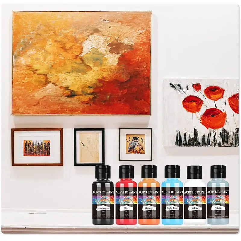 Eine Sammlung von zwölf Glasflaschen mit Acrylfarbpigmenten für DIY-Projekte mit Stoff und Leder in verschiedenen Farben.