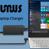 Ein schwarzer 45W Laptop-Ladegerät-Adapter mit dem IZUNUS-Logo, angeschlossen an einen Laptop.