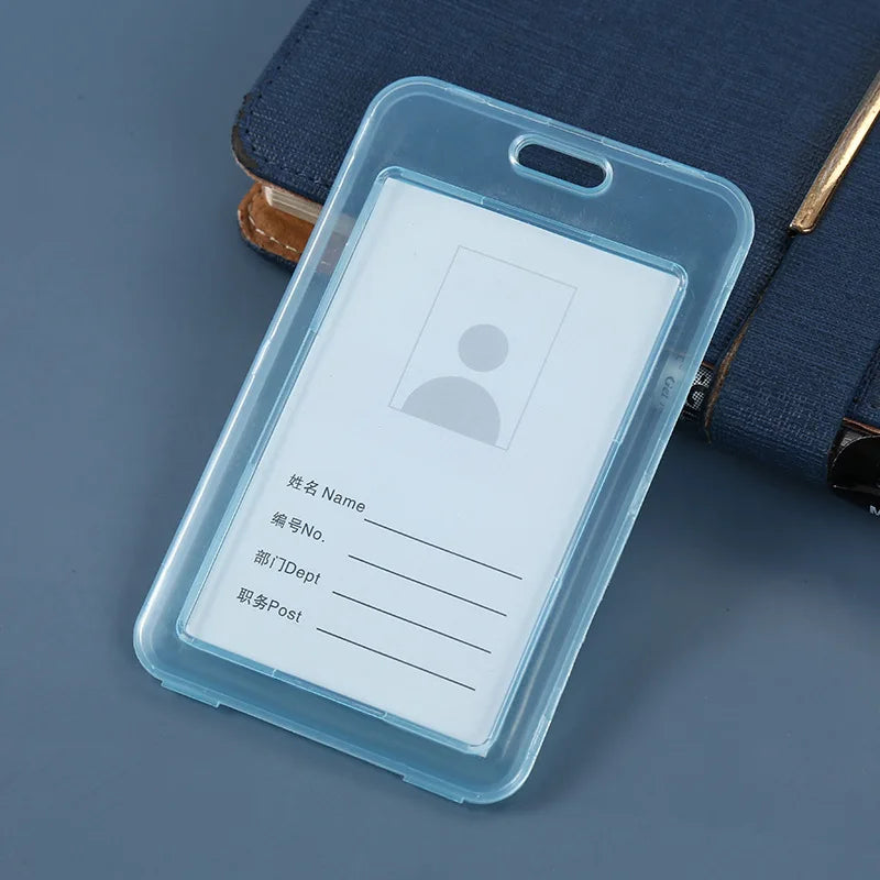 Porta credencial de plástico transparente con espacio en blanco para perfil y líneas para nombre, departamento y cargo, coloc