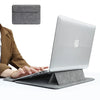 Silberlaptop mit grauem PU-Lederetui und passender Tasche.
