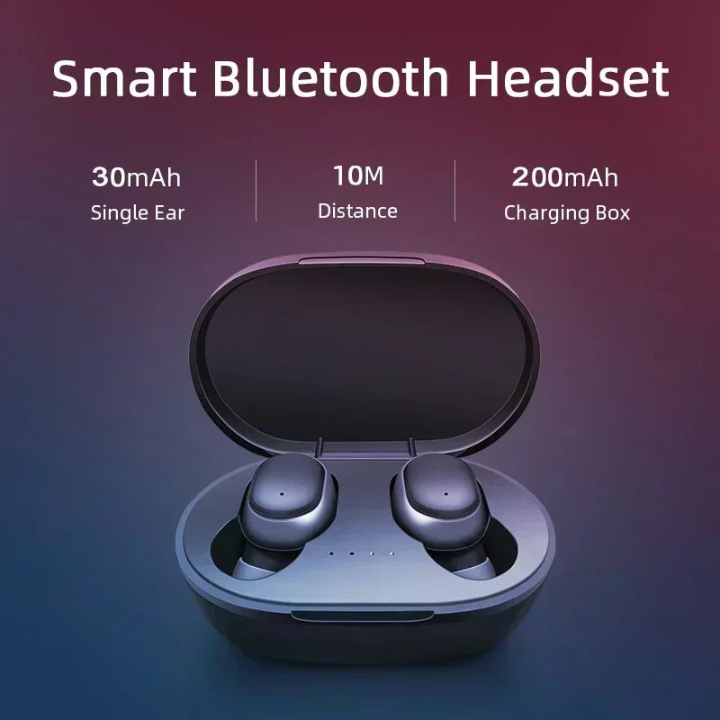 Dunkelgraues Bluetooth-Headset mit zwei Ohrhörern in einer offenen Ladebox vor einem Farbverlauf.
