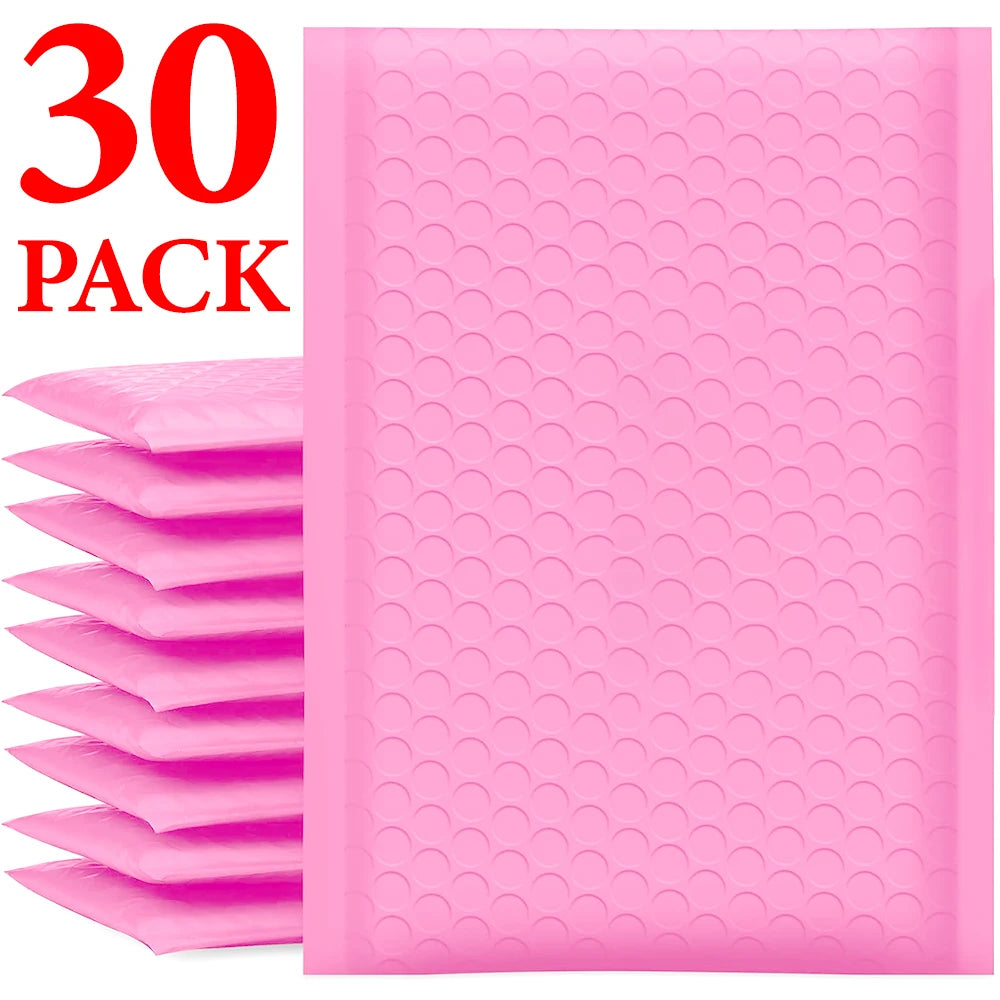 Ein Paket von dreißig rosa wiederverwendbaren Poly-Blasen-Umschlägen für sicheren Versand.