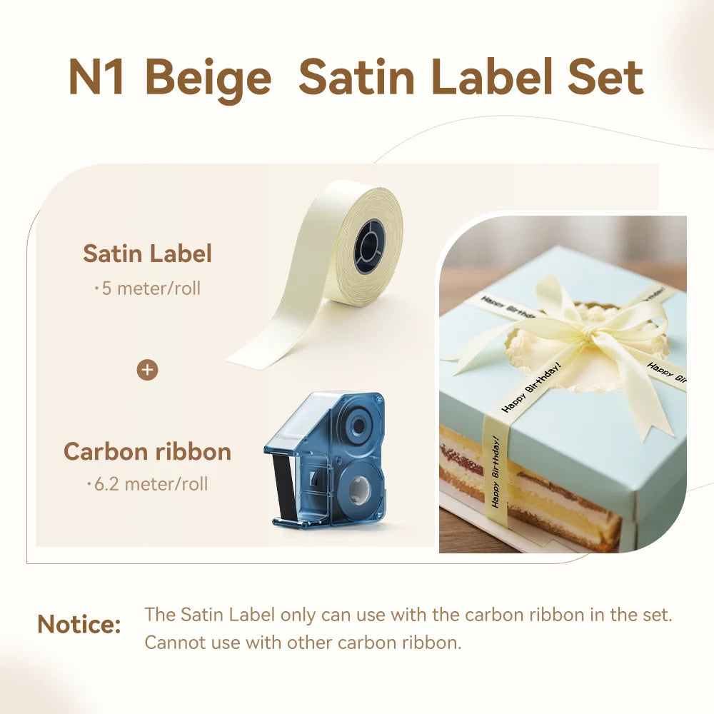 Ensemble d'étiquettes satinées beige montrant un rouleau d'étiquette satinée et un rouleau de ruban carbone.