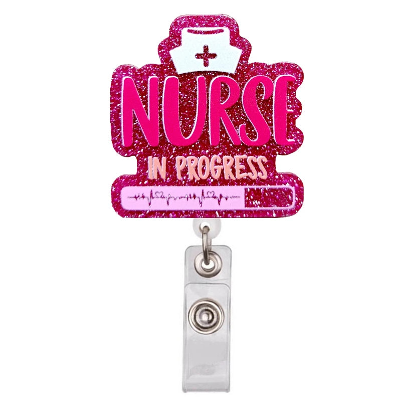 Pinker Glitzer-Acryl-ID-Badge-Clip mit den Worten NURSE IN PROGRESS und einer Herzmonitorlinie
