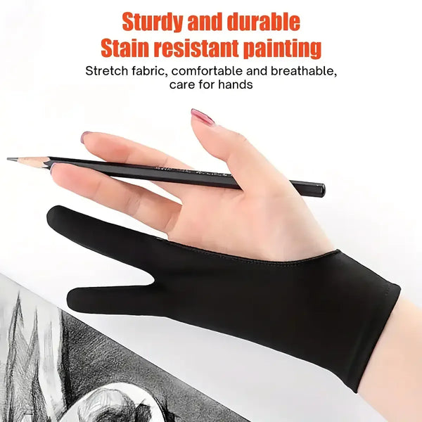 Eine Hand mit schwarzer Anti-Smudge-Zeichthandschuh hält einen schwarzen Bleistift über einer Zeichenfläche.
