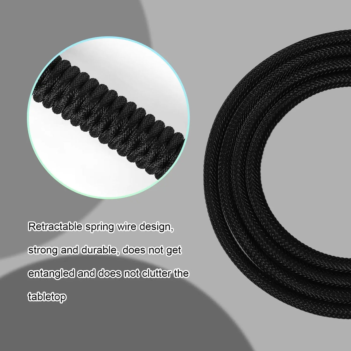 كابل شحن USB-C قابل للسحب من سلك زنبركي أسود، ملفوف للاستخدام مع لوحات المفاتيح الميكانيكية.