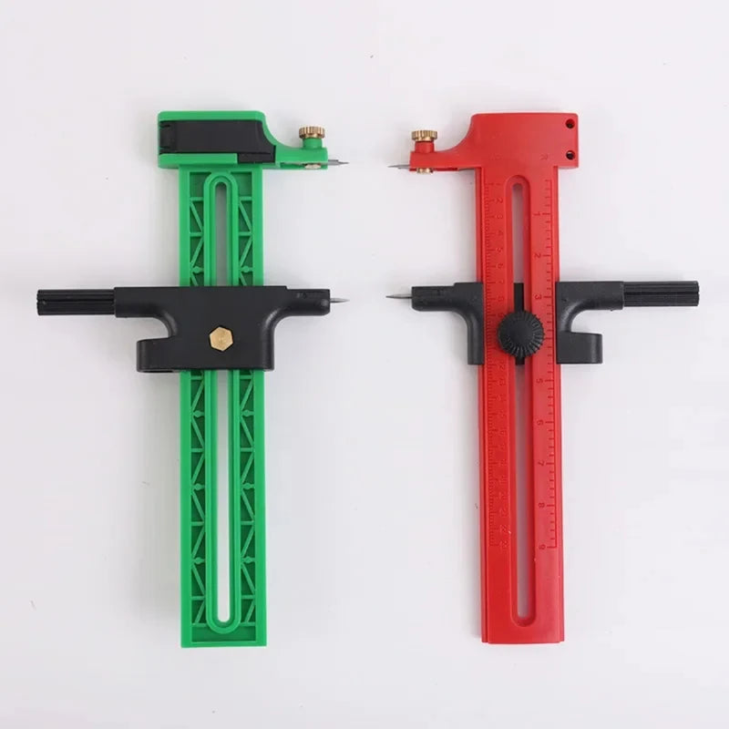 Un par de herramientas circulares ajustables verdes y rojas para manualidades