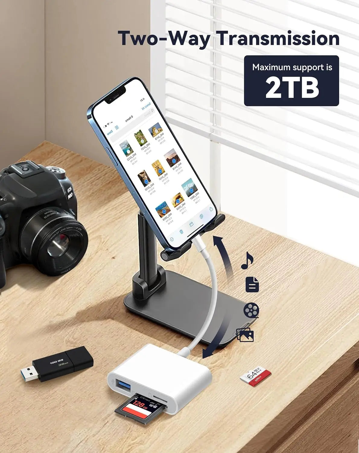 Un teléfono móvil conectado a un adaptador de lector de tarjeta de memoria, enchufado a un puerto USB-C, demostrando transmis