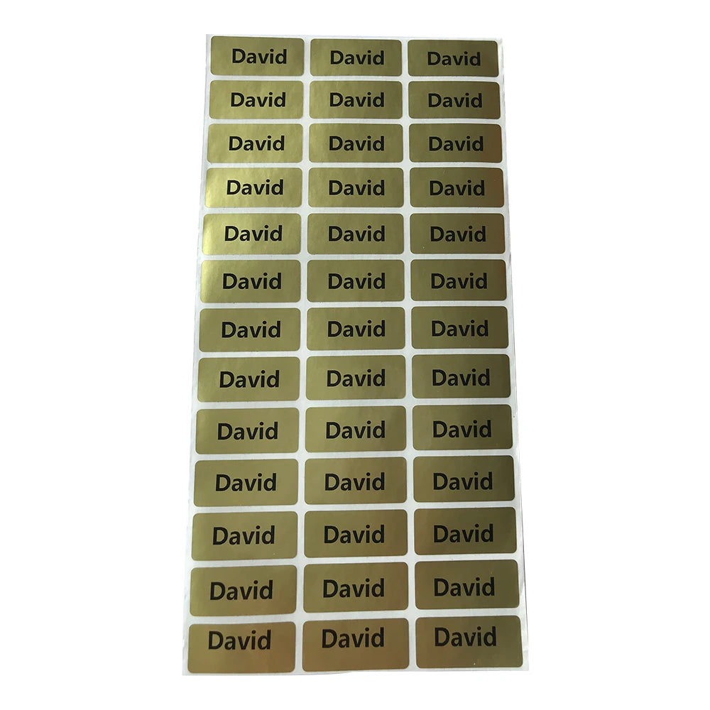 Ein Raster von dreißig quadratischen Etiketten mit dem Namen David in Gold auf mattem Hintergrund.