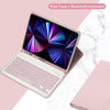 Coque rose pour iPad avec clavier et souris Bluetooth détachables, à côté d'un iPad rose.