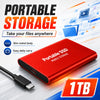 Rote tragbare SSD mit schwarzem Anschluss auf weißem Hintergrund, die mobile Speicherkapazität hervorhebt.