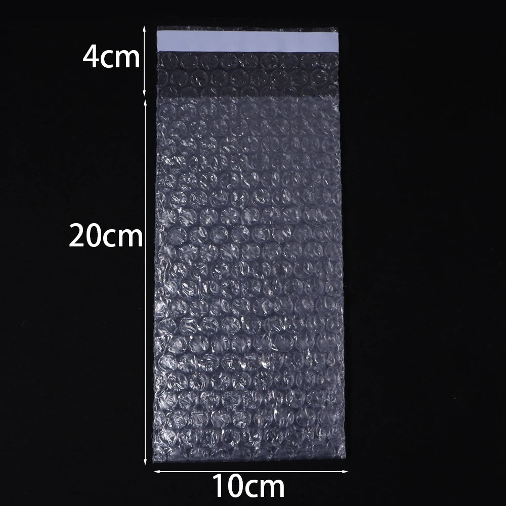 Rechteckige Großpackung selbstversiegelnder Luftpolsterumschläge, 10x4 cm.
