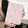 Una funda plegable de lazo rosa para iPad sostenida por una persona contra un fondo blanco.