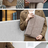 Brauner Premium-PU-Leder-Laptop-Sleeve wird zum Schutz eines MacBooks getragen und verwendet.