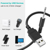 Un cable de carga negro conecta un dispositivo USB a un cargador DC de 2.5mm, junto a diversas fuentes de energía.