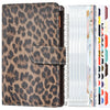 Budgetplaner mit Leopardenmuster, braunem Leder-Cover und klaren Plastiktaschen.
