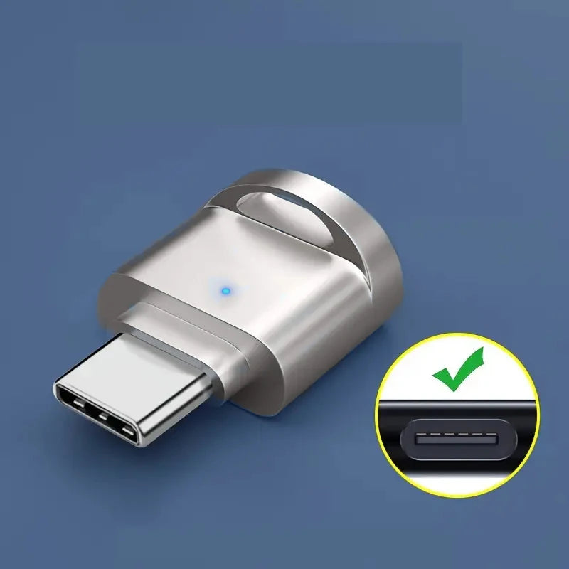 قارئ بطاقات USB-C و SD/Micro SD متعدد الاستخدامات فضي، مع علامة صح خضراء تشير إلى الوظيفة