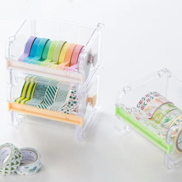 Ein durchsichtiger Plastikspender hält verschiedene bunte Washi-Tapes, darunter Pastell- und gemusterte Tapes.