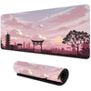 Große Gaming-Mauspad mit Sonnenuntergangshimmel, rosa und violetten Wolken und Silhouetten traditioneller chinesischer Figure