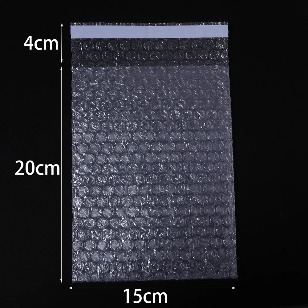 Rechteckige Großpackung selbstversiegelnder Luftpolsterumschläge, 4cm hoch und 15cm breit.
