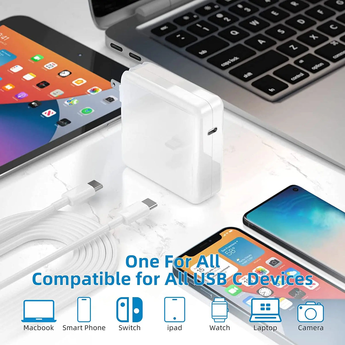 محول طاقة عالمي USB-C أبيض بجوار أجهزة إلكترونية مثل هاتف وحاسوب وكاميرا.