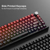 Nahaufnahme einer mechanischen Tastatur mit seitlich gedruckten Schlüsselcaps in verschiedenen Rottönen und Violettgrüntönen.