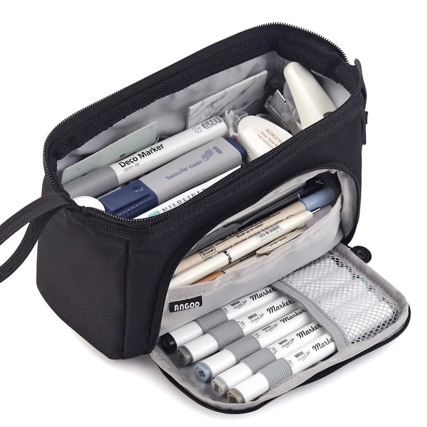 Une trousse noire ouverte montrant divers stylos et marqueurs à l'intérieur.