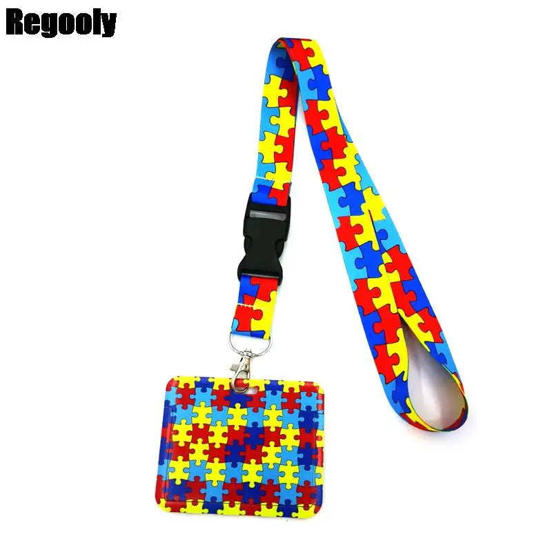 Buntes Anime-Muster-Lanyard mit gelbem und rotem Band, befestigt an einem Schlüsselring.