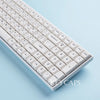 Nahaufnahme weißer PBT-Tastenkappen für eine mechanische Tastatur, die verschiedene alphanumerische und Funktionstasten zeigt