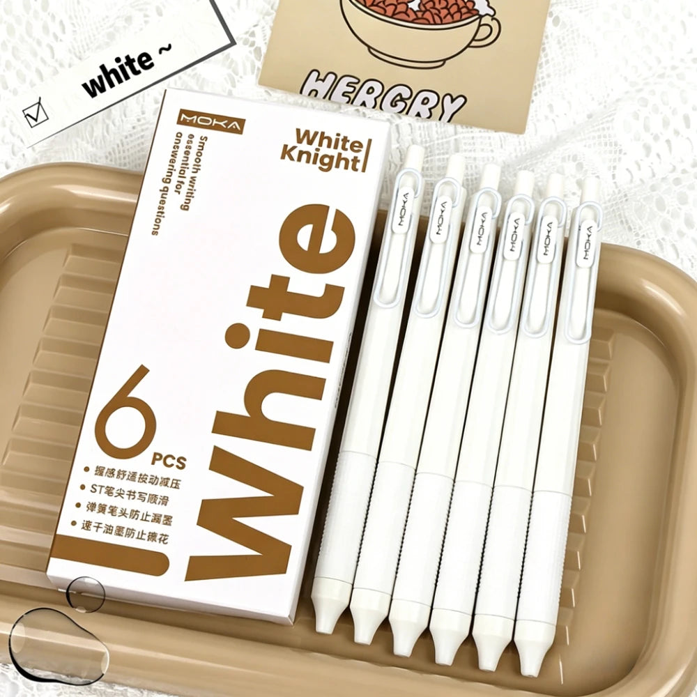 Une boîte de six stylos gel retractables blancs dans un plateau brun clair.