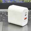 Chargeur multi-ports blanc 3-en-1 avec ports Type-C et USB-A posé sur un clavier d'ordinateur portable.