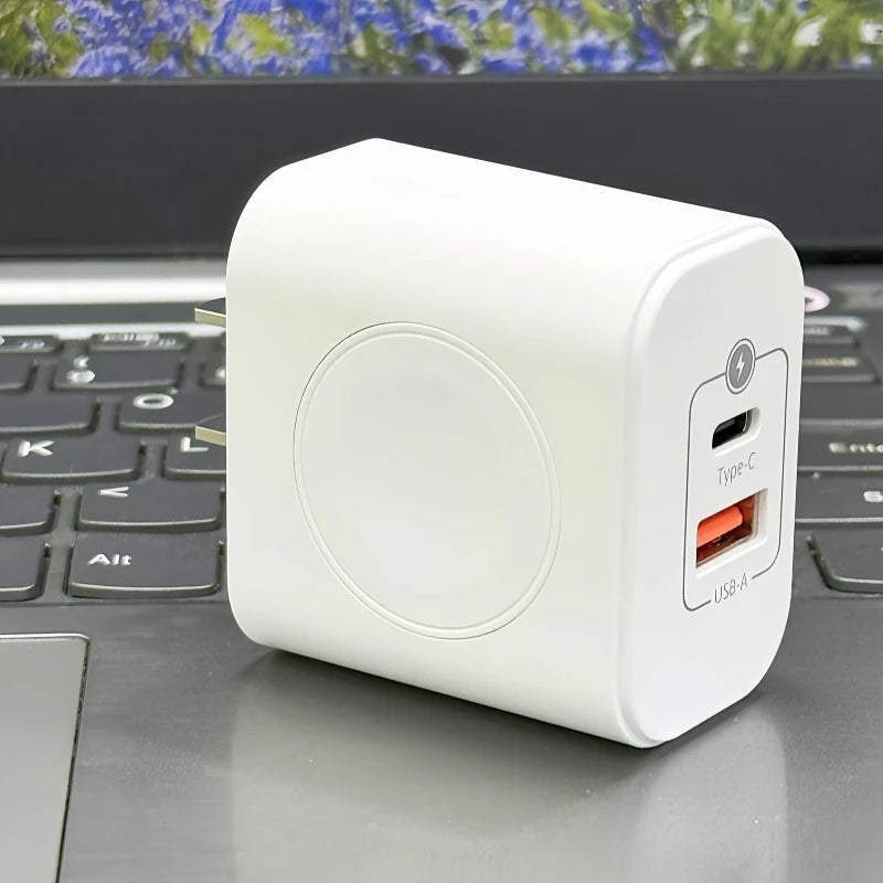 Chargeur multi-ports blanc 3-en-1 avec ports Type-C et USB-A posé sur un clavier d'ordinateur portable.