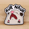 Broche émail faciale de chat blanc avec inscription noire : OUR NAUR