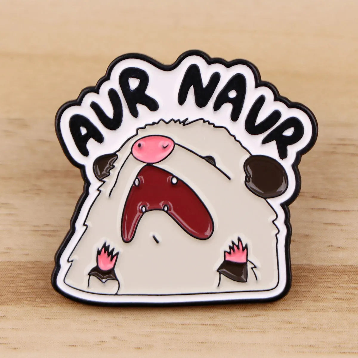 Broche émail faciale de chat blanc avec inscription noire : OUR NAUR