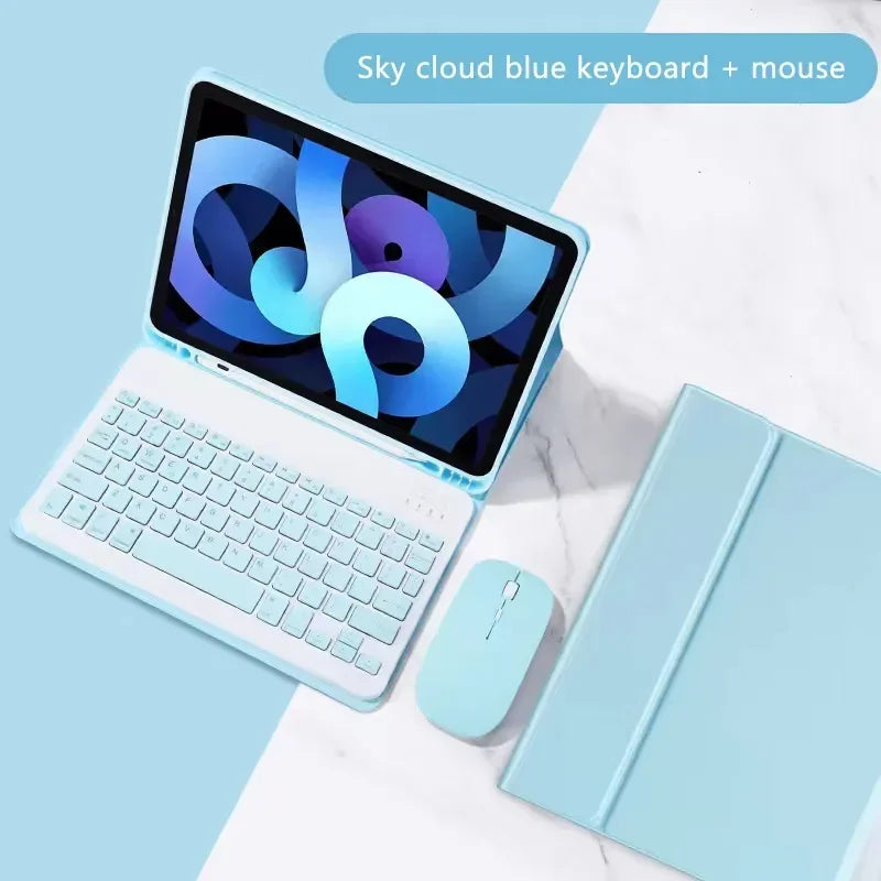 Helles blaues Tastatur- und Mausset auf weißem Marmor