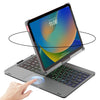 Eine Hand zeigt auf eine silberne, hintergrundbeleuchtete Tastenkiste mit Trackpad für ein iPad, das die Zeit 11:00 anzeigt.