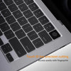 Nahaufnahme einer Silikon-Tastaturabdeckung für ein MacBook Pro, die Präzisionsschnitte und Fingerabdruckzugriff zeigt.
