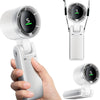 Una mano sostiene un ventilador portátil turbo blanco con pantalla de velocidad ajustable.