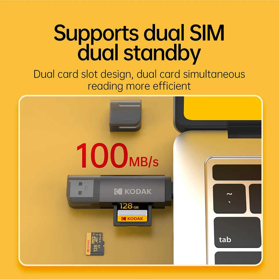 Primer plano de un lector de tarjetas dual SIM mostrando una tarjeta SD Kodak insertada, destacando su diseño de doble ranura