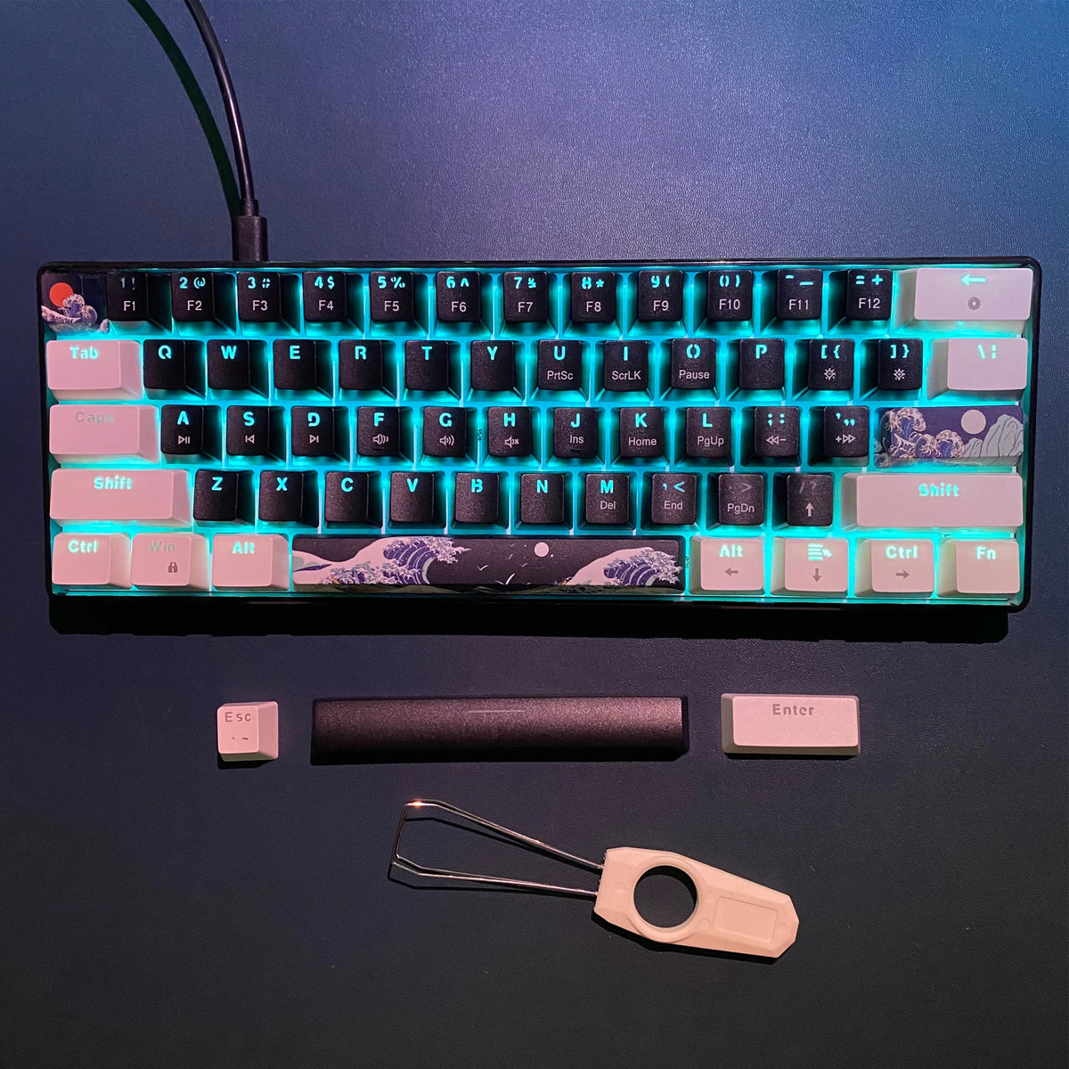 Un clavier de jeu mécanique compact avec une disposition complète et des extensions de touches séparées sur une surface sombr