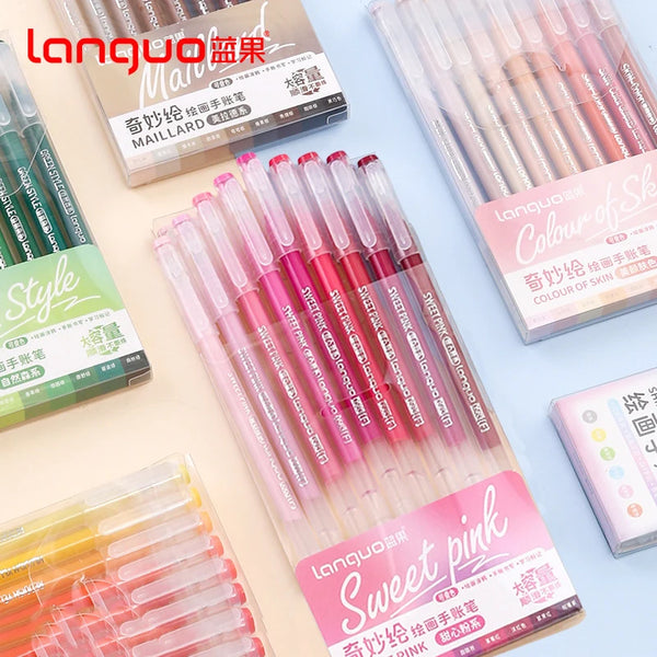 Colección de bolígrafos de gel Langquo en varios tonos, incluyendo rosa y verde, mostrados sobre un fondo azul claro.