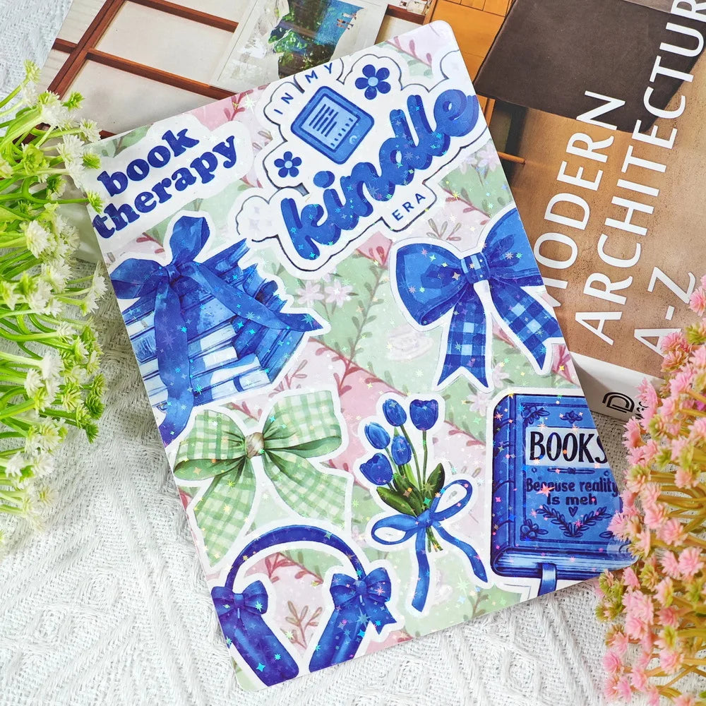 Bunte Dekokarte mit blauem Schleifenmuster und dem Wort Kindle