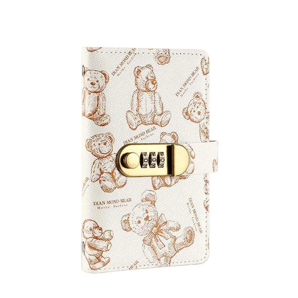 Couverture de cahier beige avec un dessin d'ours en carton et un cadenas de sécurité or.