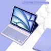 Funda de iPad morada clara con teclado Bluetooth desmontable, abierta sobre una superficie de mármol blanco.